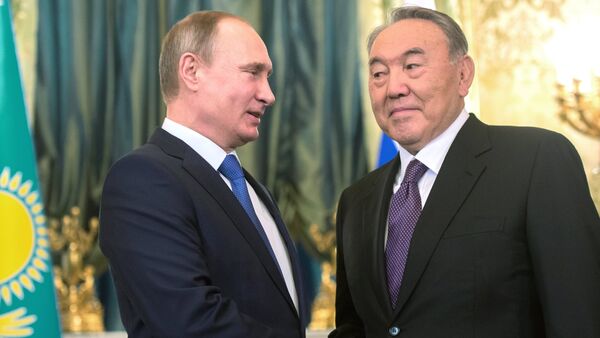 Vladimir Putin və Nursultan Nazarbayevin Kremldə görüşü. Arxiv şəkli - Sputnik Azərbaycan