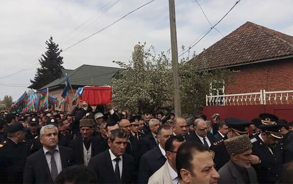 На похоронах присутствовали боевые товарищи погибшего, его родственники, односельчане и представители районной общественности - Sputnik Азербайджан