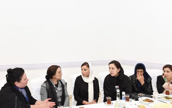 Первая леди Мехрибан Алиева выразила соболезнования матерям шехидов - Sputnik Азербайджан