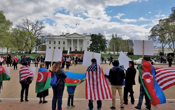 Участники акции, организованной Сетью азербайджанцев Америки, держали в руках флаги Азербайджана и США - Sputnik Азербайджан