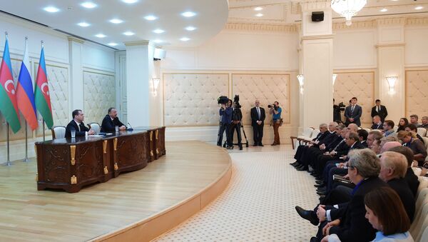 Председатель правительства РФ Дмитрий Медведев (слева) и президент Азербайджана Ильхам Алиев выступают перед прессой по итогам встречи в Баку - Sputnik Азербайджан
