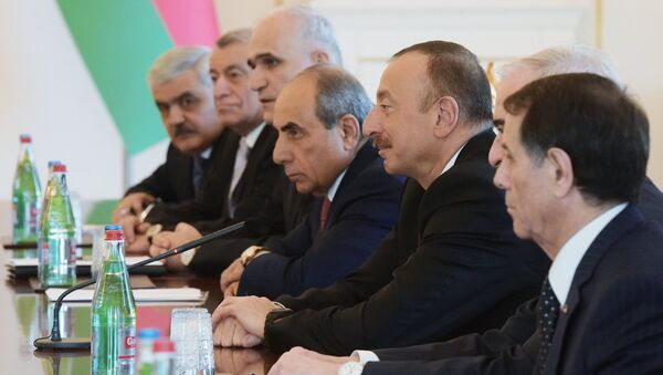 Президент Азербайджана Ильхам Алиев во время встречи в расширенном составе с председателем правительства РФ Дмитрием Медведевым - Sputnik Азербайджан