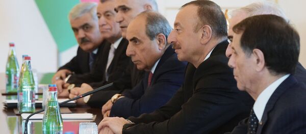 Президент Азербайджана Ильхам Алиев во время встречи в расширенном составе с председателем правительства РФ Дмитрием Медведевым - Sputnik Азербайджан