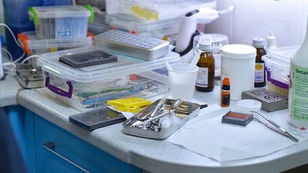 Лекарства на столе в стоматологическом кабинете. Архивное фото - Sputnik Азербайджан
