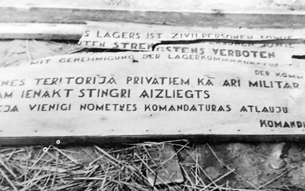 Табличка при входе в концентрационный лагерь Саласпилс (1944 год). Сброшена на землю во время прихода Советской армии - Sputnik Азербайджан