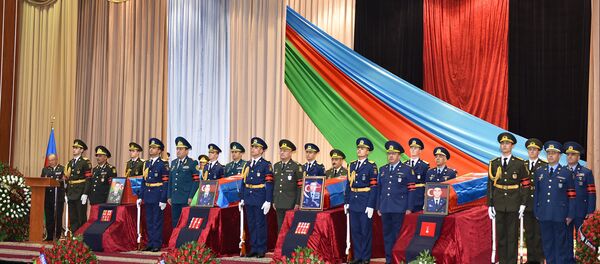 Похороны шехидов – майоров Тебриза Мусазаде, Урфана Велизаде, старшего лейтенанта Бекира Исмайлова и полковника-лейтенанта Мурада Мирзоева Похороны шехидов – майоров Тебриза Мусазаде, Урфана Велизаде, старшего лейтенанта Бекира Исмайлова и полковника-лейтенанта Мурада Мирзоева - Sputnik Азербайджан