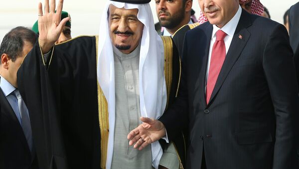 Президент Турции Реджеп Таййип Эрдоган встречает короля Саудовской Аравии Салмана бен Абделя - Sputnik Азербайджан