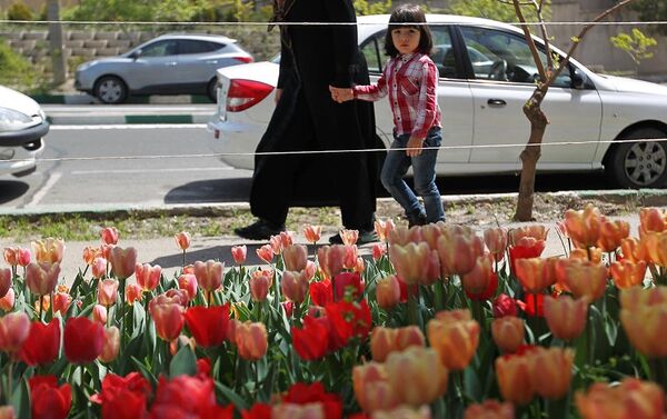 Каждый год Хоуман Ардебили усаживает тегеранскую улицу Зарафшан красочными тюльпанами в память о своей матери - Sputnik Азербайджан