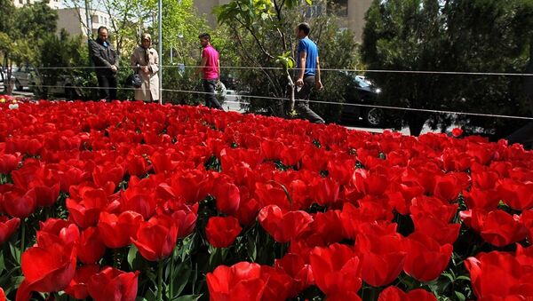 Житель Тегерана заполнил улицу тюльпанами в память о матери - Sputnik Азербайджан