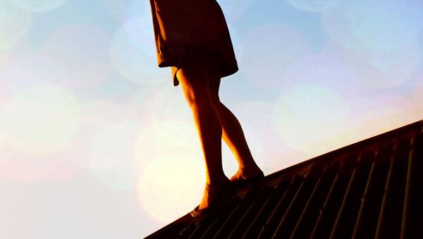 Девушка на крыше дома. Архивное фото - Sputnik Азербайджан