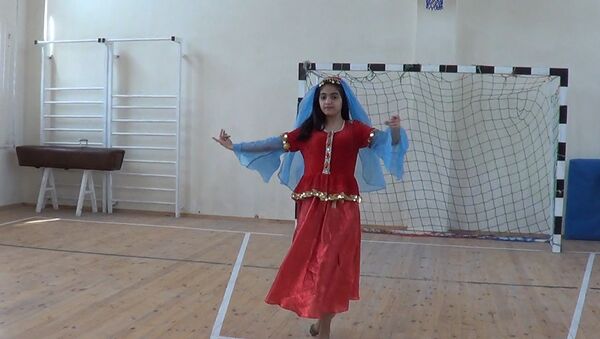 В интернациональной школе Саатлы готовятся ко Дню республики - Sputnik Азербайджан
