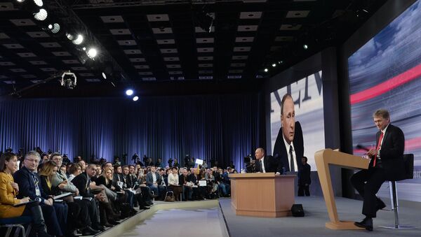 Президент России Владимир Путин на одиннадцатой большой ежегодной пресс-конференции в Центре международной торговли на Красной Пресне. Архивное фото - Sputnik Азербайджан