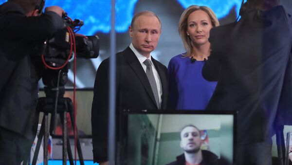 Владимир Путин отвечает на вопросы россиян в основной студии специальной программы Прямая линия с Владимиром Путиным - Sputnik Азербайджан