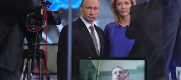 Владимир Путин отвечает на вопросы россиян в основной студии специальной программы Прямая линия с Владимиром Путиным - Sputnik Азербайджан