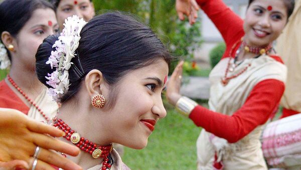 Молодые танцовщицы исполняют традиционный танец на церемонии празднования солнечного Нового года в Индии. Архивное фото - Sputnik Азербайджан