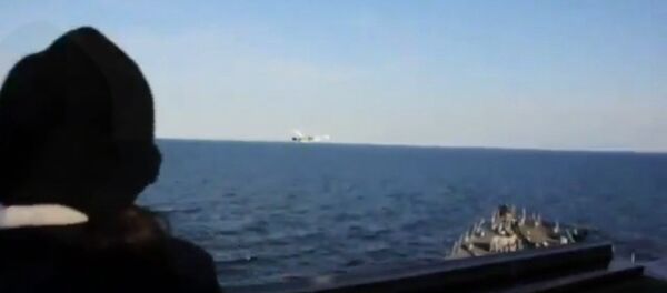 Пролет Су-24 над американским эсминцем USS Donald Cook. Съемка ВМС США Пролет Су-24 над американским эсминцем USS Donald Cook. Съемка ВМС США - Sputnik Азербайджан