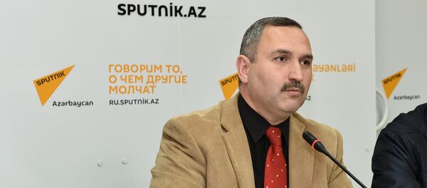 Азер Аллахверанов, глава Общественного совета при Государственной миграционной службе Азер Аллахверанов, глава Общественного совета при Государственной миграционной службе - Sputnik Азербайджан