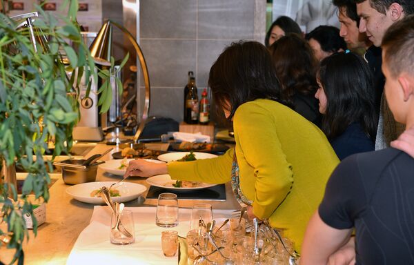 Мастер-класс швейцарской кухни в рамках недели Франкофонии в Баку - Sputnik Азербайджан