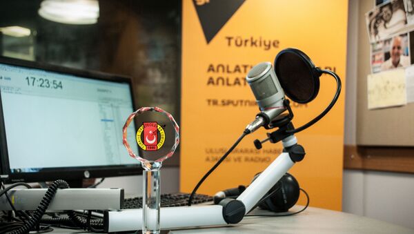 Radio Sputnik’s evening program has received an award from the Turkish Journalists' Association “For Advances in Journalism.” - Sputnik Azərbaycan