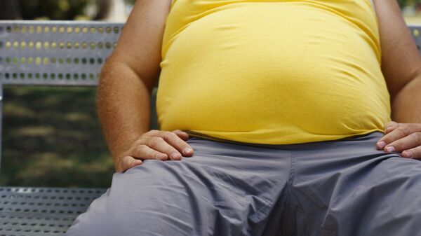 Мужчина, страдающий от ожирения. Архивное фото - Sputnik Azərbaycan