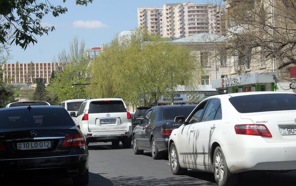 Хаотичный паркинг является главной причиной таких пробок - Sputnik Азербайджан