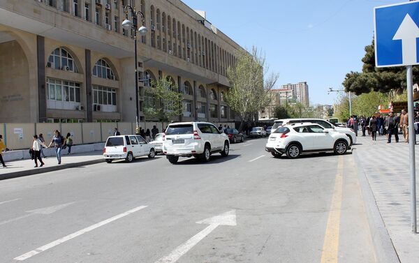 Дорожной разметкой, запрещающей парковку, пренебрегают все - Sputnik Азербайджан