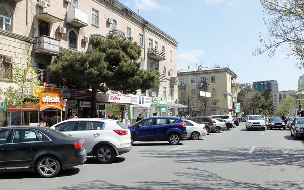 Автомобили, припаркованные на обеих сторонах улицы, принадлежат, в основном, работникам расположенных там объектов - Sputnik Азербайджан