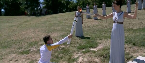 Зажжение огня Игр-2016: первый факелоносец, оливковая ветвь и белый голубь Зажжение огня Игр-2016: первый факелоносец, оливковая ветвь и белый голубь - Sputnik Азербайджан