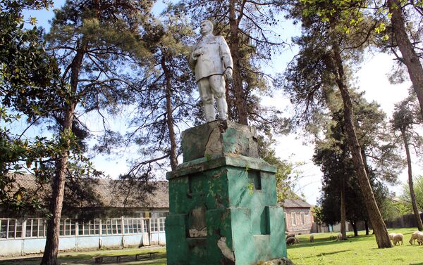 Памятник Сталину в селении Алибейли Гахского района - Sputnik Азербайджан