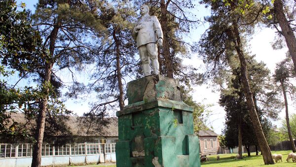 Памятник Сталину в селении Алибейли Гахского района - Sputnik Азербайджан