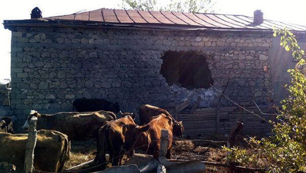 Разрушенный в результате обстрела дом, принадлежащий жителю поселка Шихарх Тертерского района - Sputnik Азербайджан