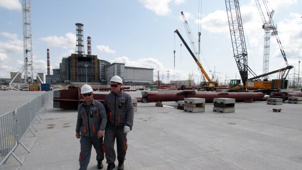 Строительство нового саркофага над реактором Чернобыльской АЭС. Архивное фото - Sputnik Азербайджан