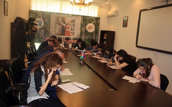 Участники акции выполнили тематическое тестовое задание на знание истории Великой Отечественной войны - Sputnik Азербайджан