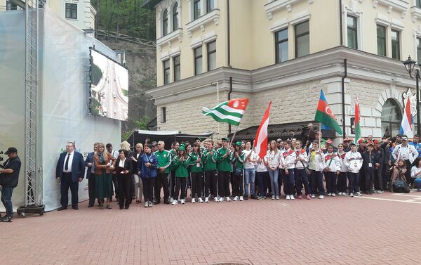 Торжественная церемония открытия началась с построения команд и выноса флагов стран-участниц на Ратушной площади Розы Хутор - Sputnik Азербайджан