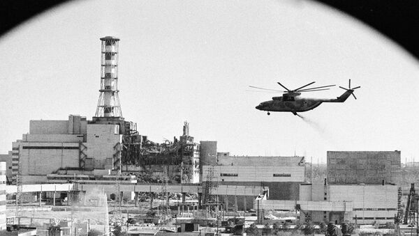 Вертолеты ведут дезактивацию зданий Чернобыльской атомной электростанции после аварии - Sputnik Азербайджан