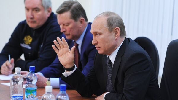 Президент РФ В. Путин провел заседание Госкомиссии по старту РН Союз-2.1а - Sputnik Азербайджан