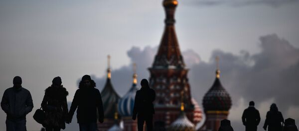 Люди на Красной площади в Москве - Sputnik Азербайджан