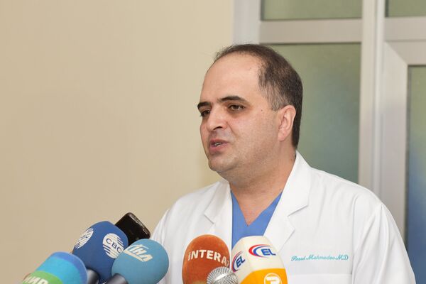 Доктор медицинских наук, сердечно-сосудистый хирург Рашад Махмудов беседует с журналистами - Sputnik Азербайджан