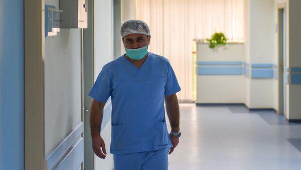 Кардиохирург после длительной операции - Sputnik Azərbaycan