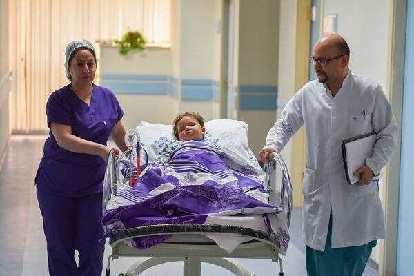 Маленького пациента, который перенес операцию на сердце, переводят из реанимации в палате - Sputnik Азербайджан