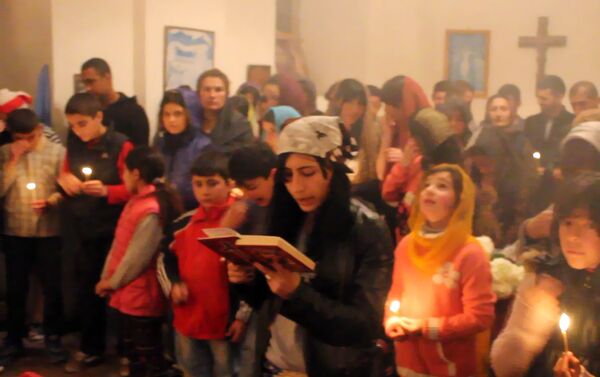 Люди собрались в деревенской церкви на праздничное богослужение - Sputnik Азербайджан