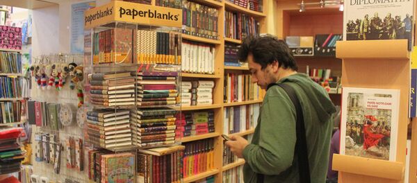 Kitab mağazasında alıcı - Sputnik Азербайджан