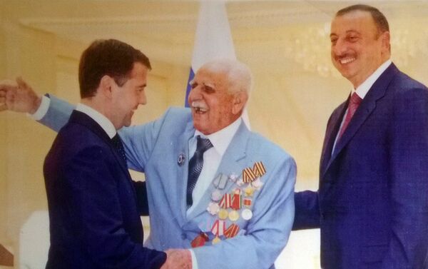 Слева направо: глава правительства РФ Д.Медведев, Агададаш Самедов и Президент Азербайджана Ильхам Алиев - Sputnik Азербайджан