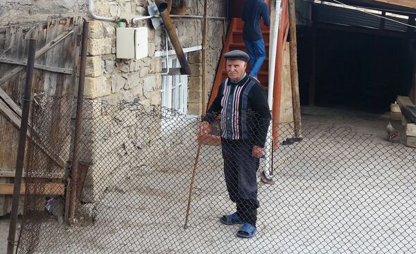 İdris kişi hazırda kiçik oğlu Gəray və ailəsi ilə birgə Yuxarı Daşkəsən kəndində yaşayır. İdris kişi hazırda kiçik oğlu Gəray və ailəsi ilə birgə Yuxarı Daşkəsən kəndində yaşayır. - Sputnik Azərbaycan