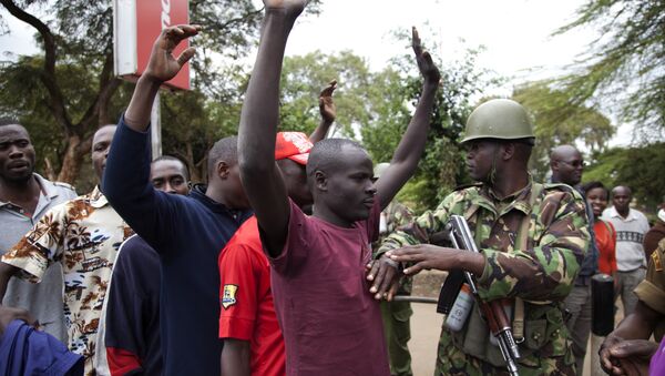 Кенийский солдат проверяет сторонников коалиции - Sputnik Азербайджан