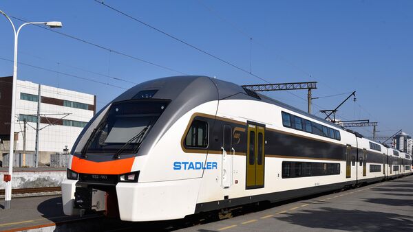 Поезд Stadler на бакинском железнодорожном вокзале - Sputnik Azərbaycan