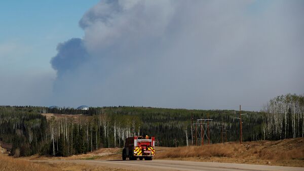 Пожарная машина едет по шоссе в городе Форт Мак-Мюррей, Канада - Sputnik Азербайджан