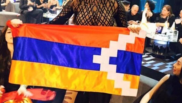 Участница с флагом сепаратистского режима Нагорного Карабаха. - Sputnik Azərbaycan