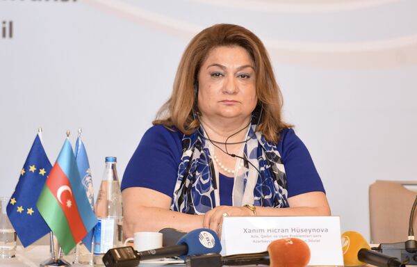 Глава Государственного комитета по проблемам семьи, женщин и детей Хиджран Гусейнова Глава Государственного комитета по проблемам семьи, женщин и детей Хиджран Гусейнова - Sputnik Азербайджан