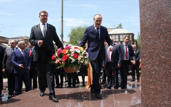 Завершилось мероприятие церемонией возложения цветов к мемориалу - Sputnik Азербайджан